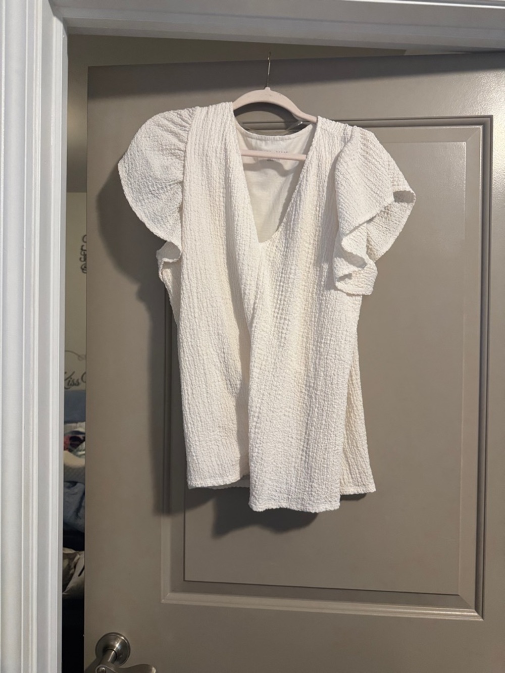 Ava & Viv Cream Textured V-Neck Flutter Sleeve Blouse